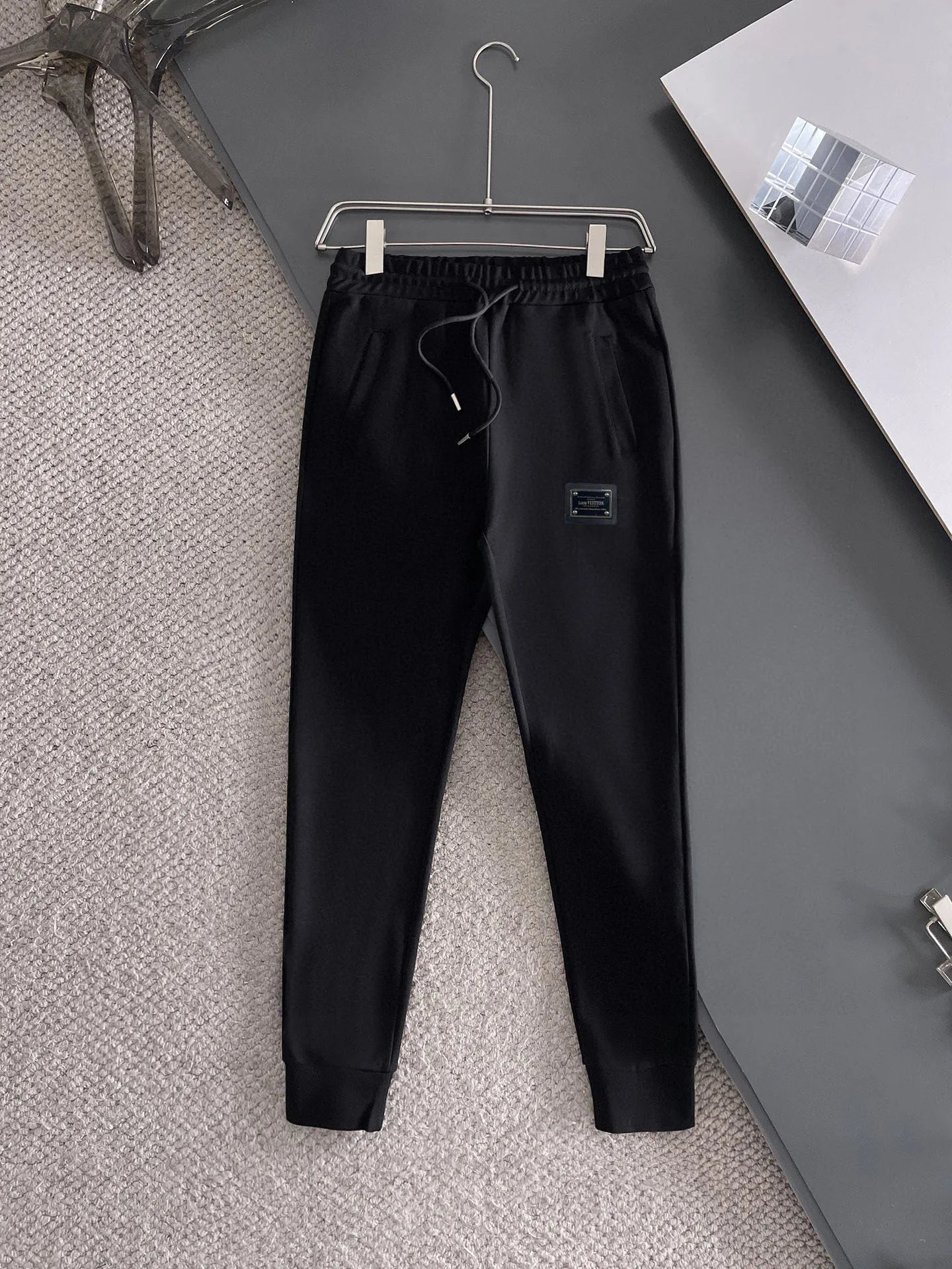 🅿️420 [LV Louis Vuitton] (Fat Man Gospel) hot-selling suit is coming. Focus on the original version of the official website. 2025 new hot-selling cardigan sweater suit. The original order is the best. 🇭🇰The meticulous work of top designers is dedicated to a fitting and perfect upper body effect. All-natural high-quality Roman cotton 100%, close-fitting comfort, noble and elegant! Original hardware embodies elegance and nobility! Counter size: M-5XL (maximum wear up to 220 pounds)